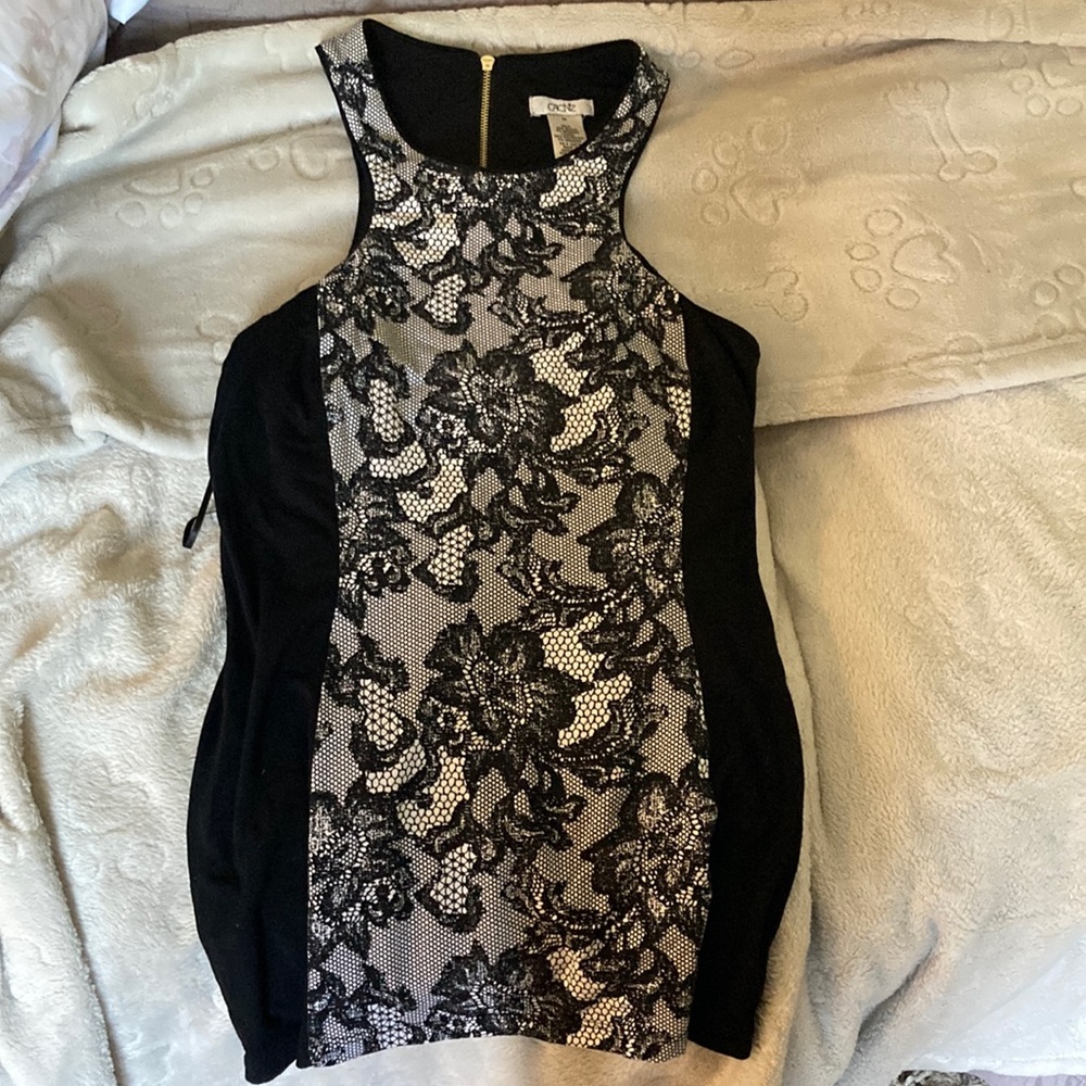 Fitted tank top,half way zip up on back